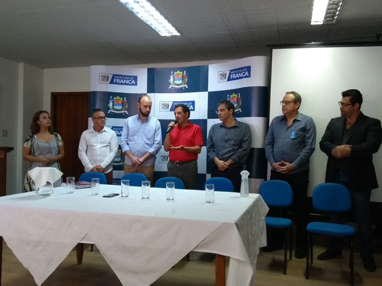 Gilson de Souza inicia a entrevista com a participação dos Secretários Municipais